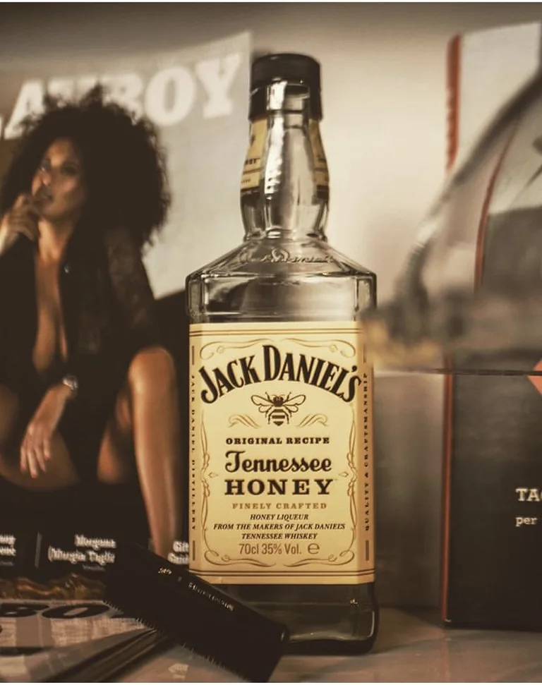 L'atmosfera del locale: whiskey Tennessee Honey e vinili sul banco